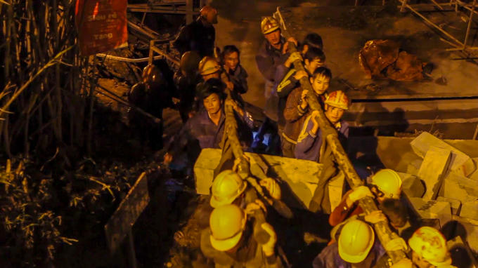 Hành trình hơn 800 ngày đêm cõng sắt đá tới lưng trời