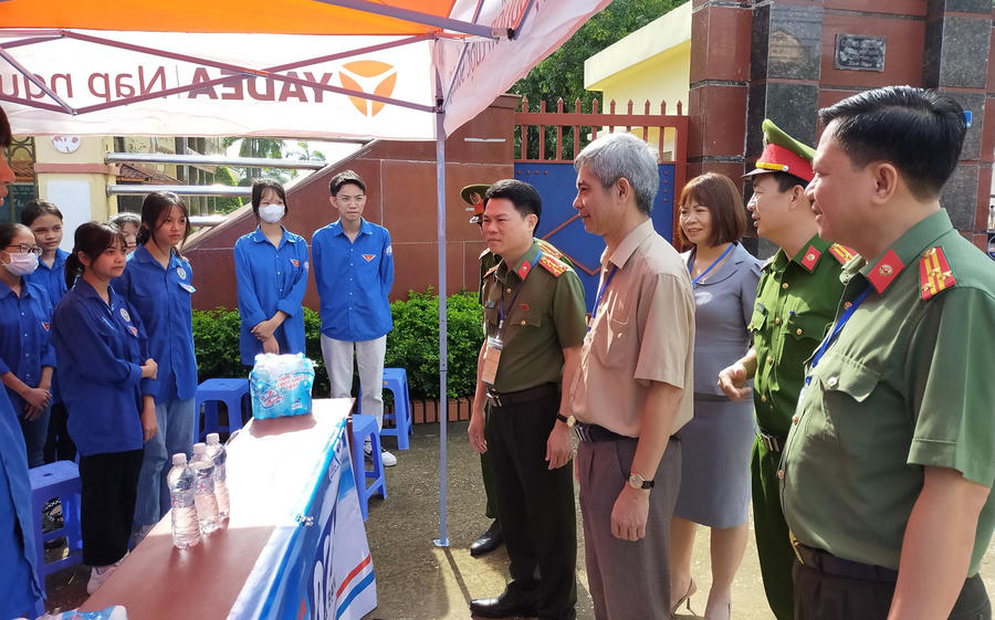 Đại tá Nguyễn Hữu Mạnh, Phó Giám đốc Công an tỉnh, Phó Trưởng Ban Chỉ đạo cấp tỉnh kỳ thi tốt nghiệp THPT kiểm tra công tác bảo vệ thi tại huyện Thọ Xuân và Triệu Sơn. (Ảnh: CATH)