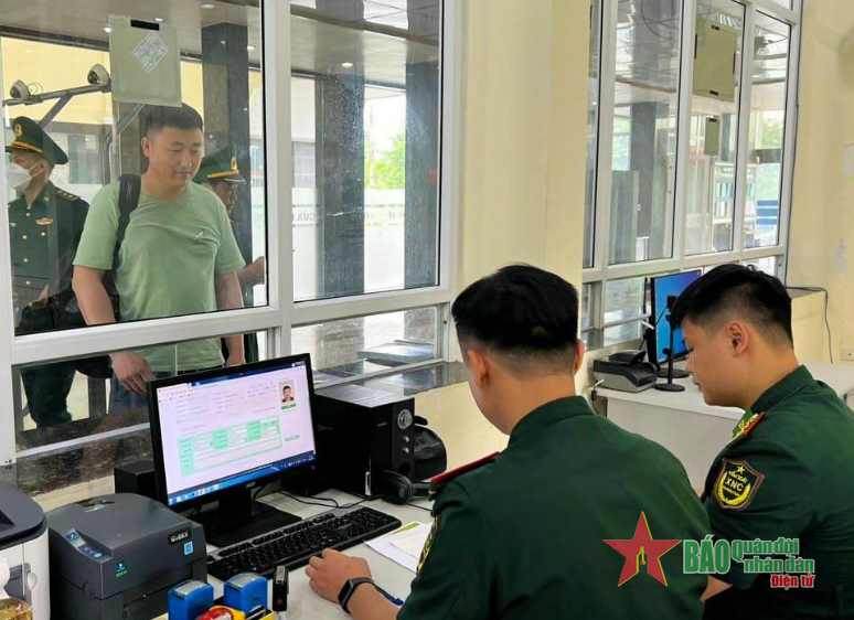 Thực hiện thủ tục biên phòng điện tử tại các cửa khẩu thuộc quản lý của Bộ Quốc phòng.