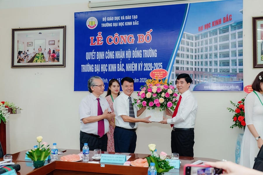 Ông Đoàn Xuân Tiếp (thứ hai từ phải sang).