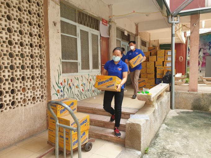 Tình nguyện viên tham gia tiếp nhận, bốc xếp hàng hóa, nhu yếu phẩm.