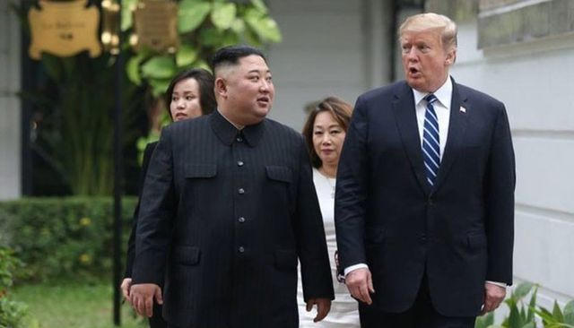 Chủ tịch Triều Tiên Kim Jong Un (trái) và Tổng thống Mỹ Donald Trump đi dạo trong khuôn viên khách sạn Metropole sáng 28/2 - Ảnh: Reuters.