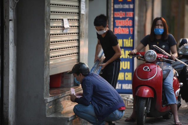Nhiều quán xá vẫn mở lưng chừng, có khách hỏi vẫn mở bán. Đây là biện pháp đối phó của hầu hết các cửa hàng khi có trật tự phường đi kiểm tra.
