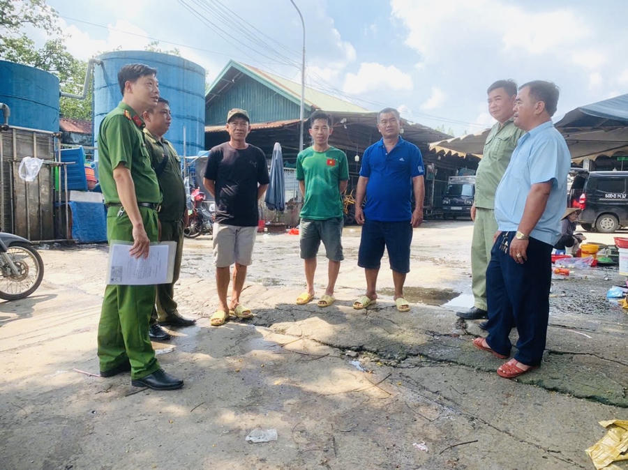 Lực lượng chức năng kiểm tra an ninh tại chợ Hoá An
