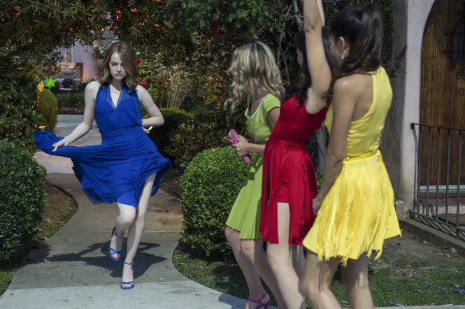 Emma Stone (trái) có khả năng sẽ đoạt giải Nữ diễn viên chính xuất sắc.