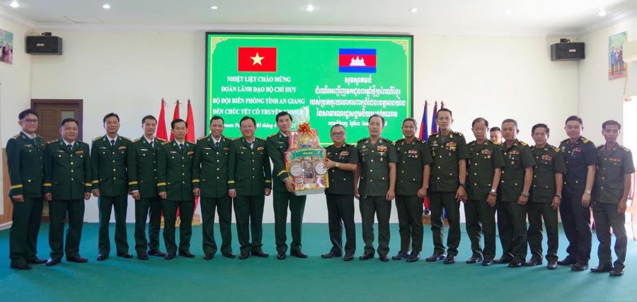 Tặng quà cho Cục Phát triển Bộ Quốc phòng Campuchia
