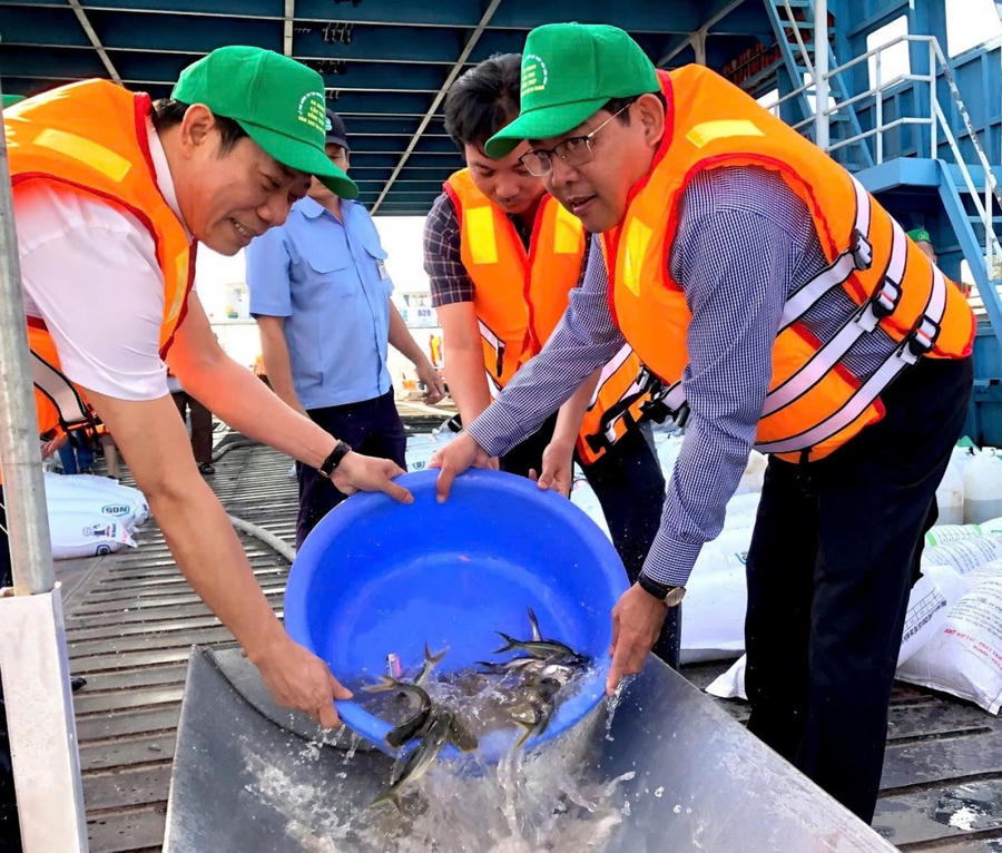 Phó Cục trưởng Cục Thủy sản và Kiểm ngư, Bộ Nông nghiệp và Môi trường Nguyễn Quang Hùng và Phó Chủ tịch UBND tỉnh An Giang Ngô Công Thức thực hiện thả cá giống