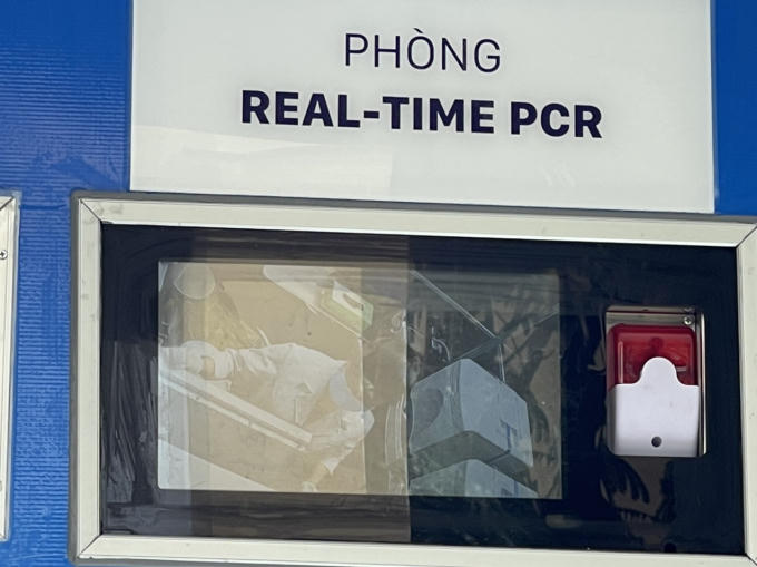 Bên trong xe xét nghiệm