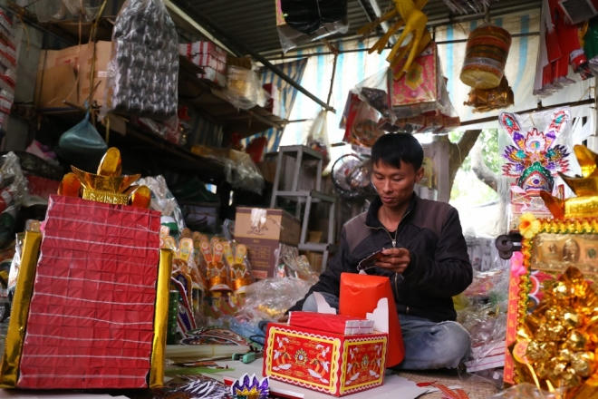 Anh Hải theo nghề làm vàng mã được hơn 5 năm, anh cho hay nghề này không nặng nhọc nhưng tương đối cầu kỳ và cần nhiều thời gian. "Làm đồ lễ ông Công ông Táo là dễ nhất vì không cần phải dựng khung tre như làm ngựa, làm voi", anh Hải nói.