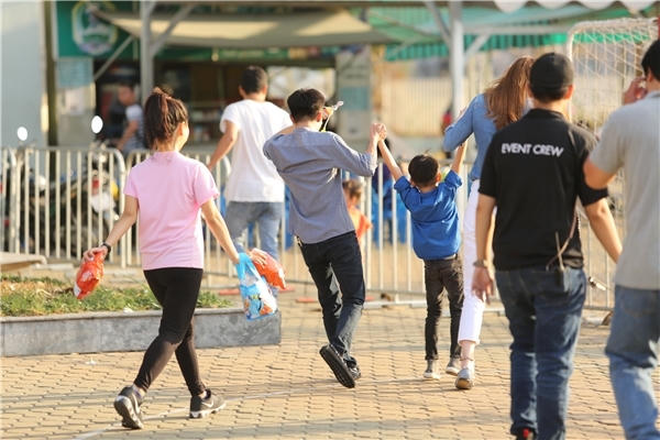 Cường Đô la và Hồ Ngọc Hà cùng vui đùa với con trai Subeo. Ảnh: internet.