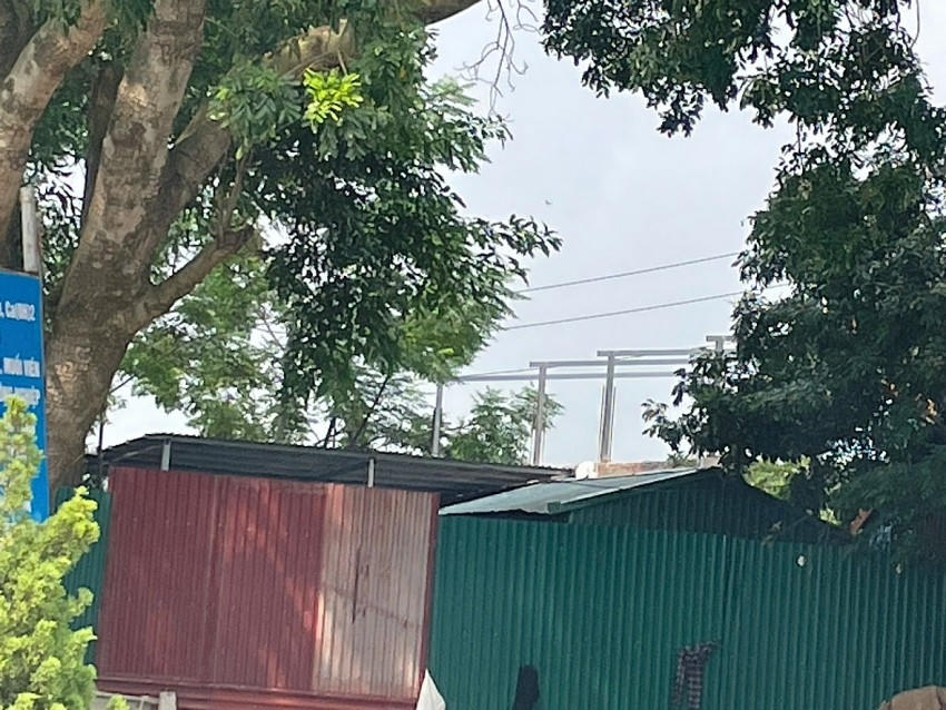 Mặc dù UBND tỉnh Phú Thọ đã có văn bản chỉ đạo xử lý nghiêm sự việc nhưng ngày 13/8/2025 hộ gia đình nhà ông bà Đoan Hoè tiếp tục bắn khung tôn chuẩn bị lớp mái công trình vi phạm này.