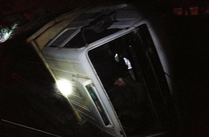 Xe tải cũng bị lật nhào bên vệ đường cao tốc.