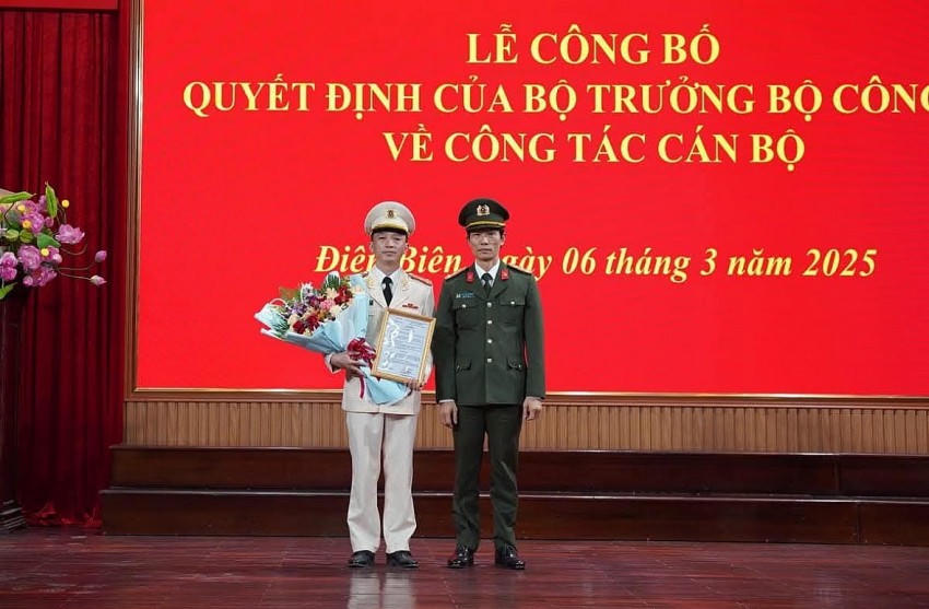 Đại tá Ngô Thanh Bình Giám đốc Công an tỉnh Điện Biên trao quyết định bổ nhiệm Phó Giám đốc cho Thượng tá Đỗ Ngọc Minh