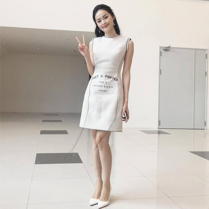 Được biết chiếc váy cô đang mặc cùng với chiếc váy xuyên thấu trong lễ ra mắt ngày hôm qua đều là thiết kế của Lâm Gia Khang.