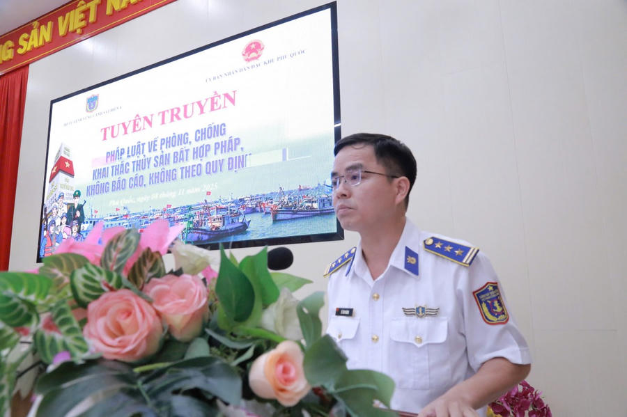 Báo cáo viên BTL Vùng Cảnh sát biển 4 tuyên truyền pháp luật phòng, chống khai thác IUU