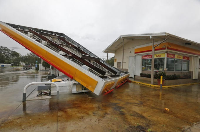 Biển hiệu một cửa hàng bị gió quật đổ ở phía bắc Miami. (Ảnh: AP)