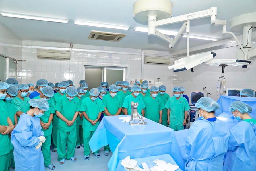 Các y, bác sỹ cúi đầu tri ân người bệnh trước khi mổ lấy tạng (Ảnh: Trung tâm Điều phối ghép tạng quốc gia).