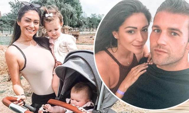 Casey Batchelor chia sẻ, cuộc sống của cô thay đổi nhiều từ khi cô lên chức mẹ và việc có hai đứa con sàn sàn tuổi nhau khiến côvà bạn trai khá vất vả nhưng họ vẫn rất hạnh phúc vì luôn muốn có nhiều con. 