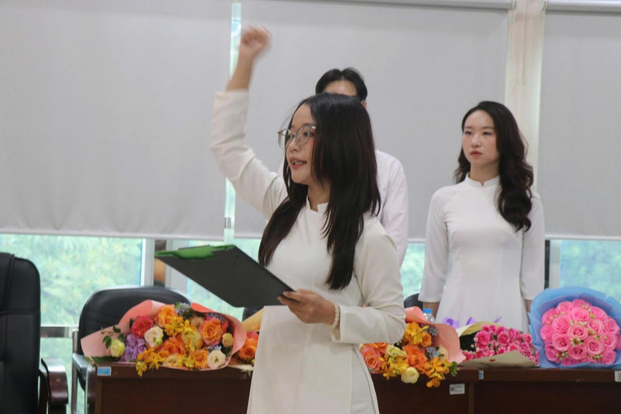 Đảng viên mới Ngô Nhật Linh đọc lời tuyên thệ.