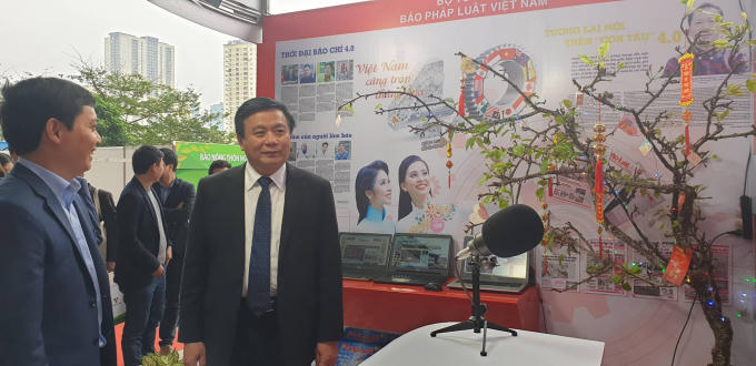 Ông Nguyễn Xuân Thắng - Giám đốc Học viện Chính trị quốc gia Hồ Chí Minh thăm gian hàng báo Pháp luật Việt Nam. (Ảnh: Vũ Quang)