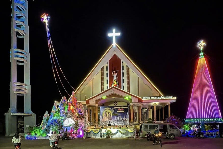 Cộng đồng bà con Công giáo ở Đắk Lắk rộng ràng đón Giáng sinh. Ảnh: T.H