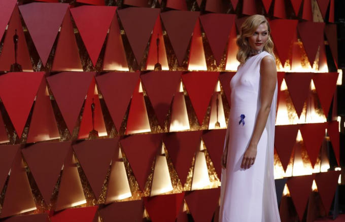 Karlie Kloss diện váy dáng cape theo phong cách tối giản. (Ảnh: Reuters)