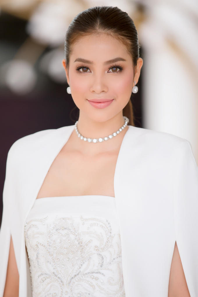 Phạm Hương cũng sẽ có mặt tại Hà Nội để chuẩn bị cho phần trình diễn thời trang rất quan trọng cùng NTK Lê Thanh Hoà.