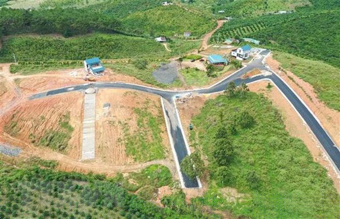 Các ngọn đồi trong “dự án” The Tropicana 2 đã bị cạo trọc cây xanh để xây dựng công trình và làm đường nội khu. (Ảnh: Nguyễn Dũng/TTXVN)