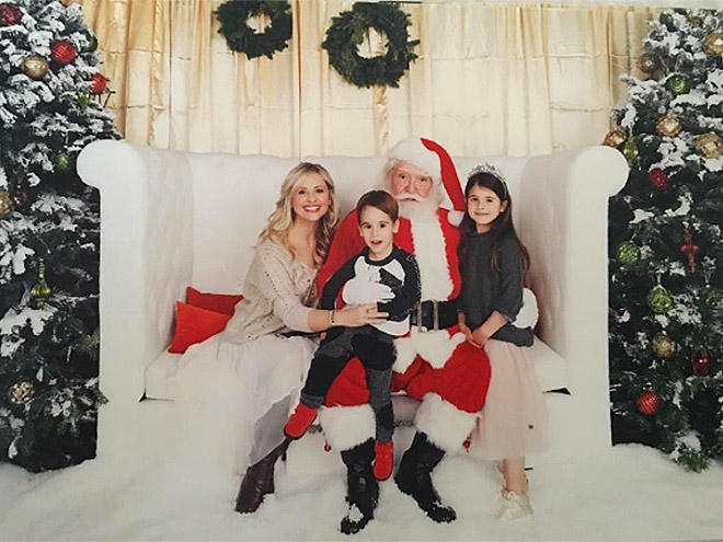 Diễn vên Sarah Michelle Gellar tận hưởng kỳ nghỉ lễ vui vẻ cùng với 2 con Rocky, 3 tuổi và Charlotte 6 tuổi, gặp gỡ ông già noel.