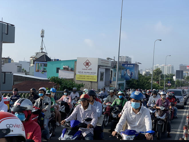 Người dân chen chúc qua cầu Kênh Tẻ vào giờ cao điểm.