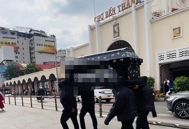 Hình ảnh khiêng quan tài diễu phố được cắt từ clip.