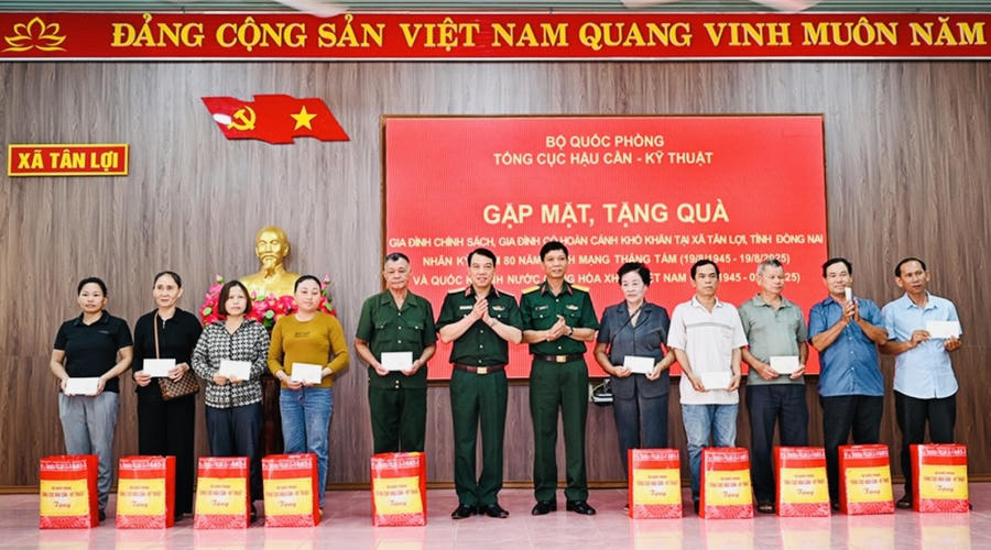 Trao quà cho các gia đình chính sách và hộ có hoàn cảnh khó khăn tại xã Tân Lợi, tỉnh Đồng Nai