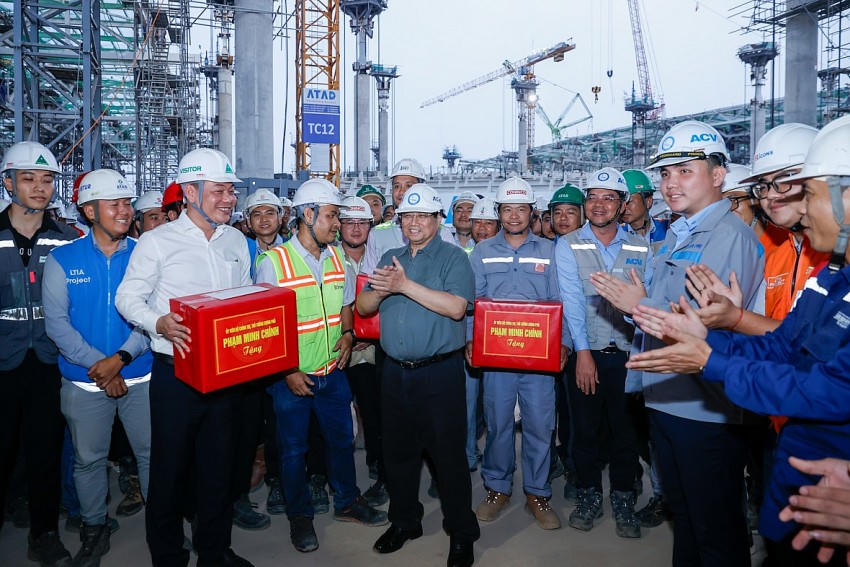 Thủ tướng tặng quà cho các công nhân.