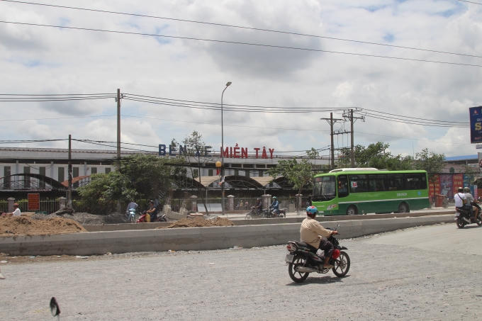 Đó là đường Kinh Dương Vương (phường An Lạc, quận Bình Tân, TP HCM). Đây là con đường ở của ngõ phía Tây của thành phố. Muốn vào trung tâm, người dân phải đi qua đây.