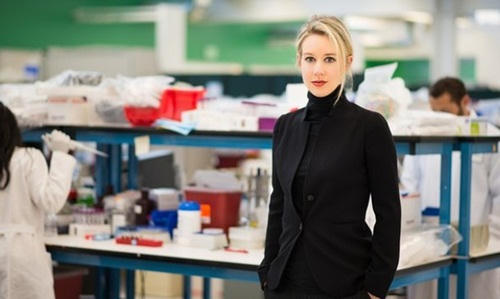 Elizabeth Holmes tại phòng thí nghiệm của công ty. Ảnh: WakeletE