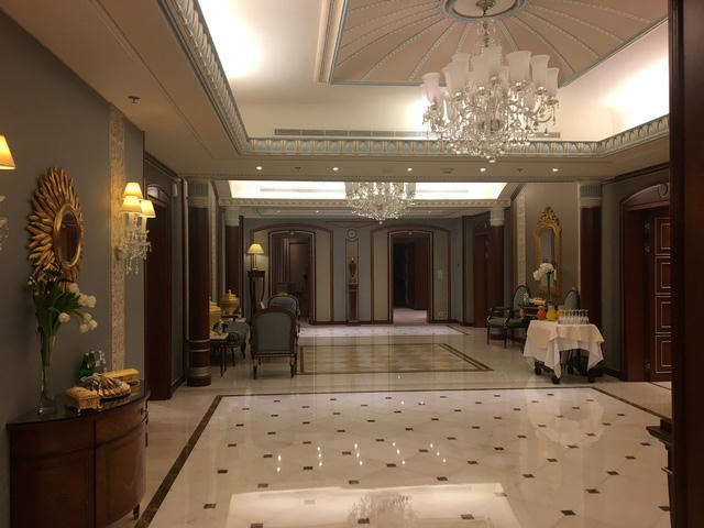 Hoàng tử Alwaleed cho biết ông được ở trong một căn phòng riêng dát vàng với đầy đủ tiện nghi, bao gồm cả phòng ăn và bếp với những món ăn chay yêu thích của ông.