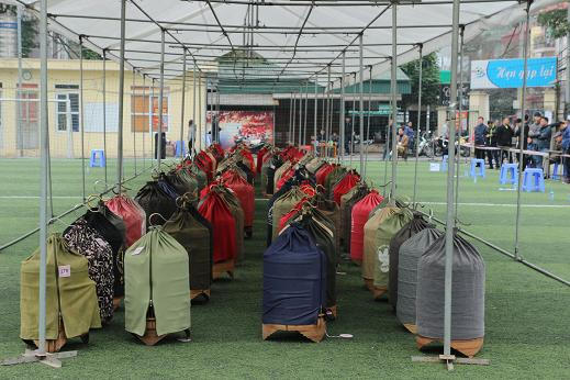 H&agrave;ng chục con chim được chủ đưa về s&acirc;n thể thao l&agrave;ng Văn Qu&aacute;n để dự thi.