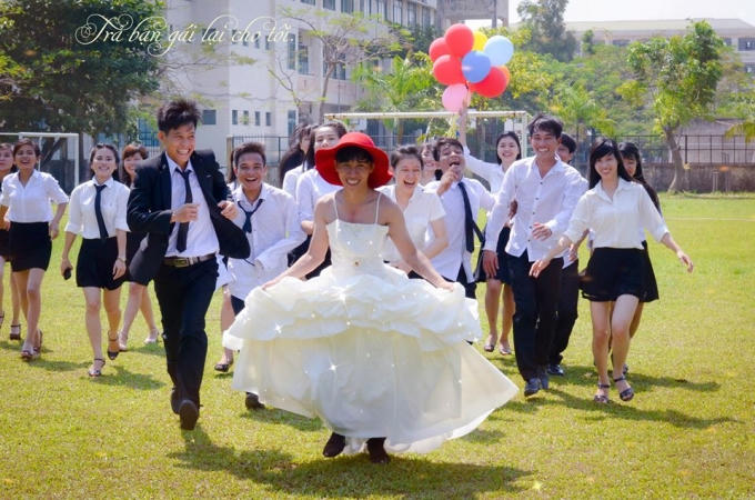 Đám cưới được tổ chức ngoài trời với sự chứng kiến của 38 thành viên còn lại và thầy cô giáo. Ảnh: Hoàng Dũng.