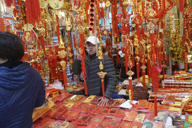 Vô vàn các loại bao lì xì với màu sắc đỏ rực được thiết kế đẹp mắt, giá khoảng 40 nghìn đồng một gói 10 chiếc.