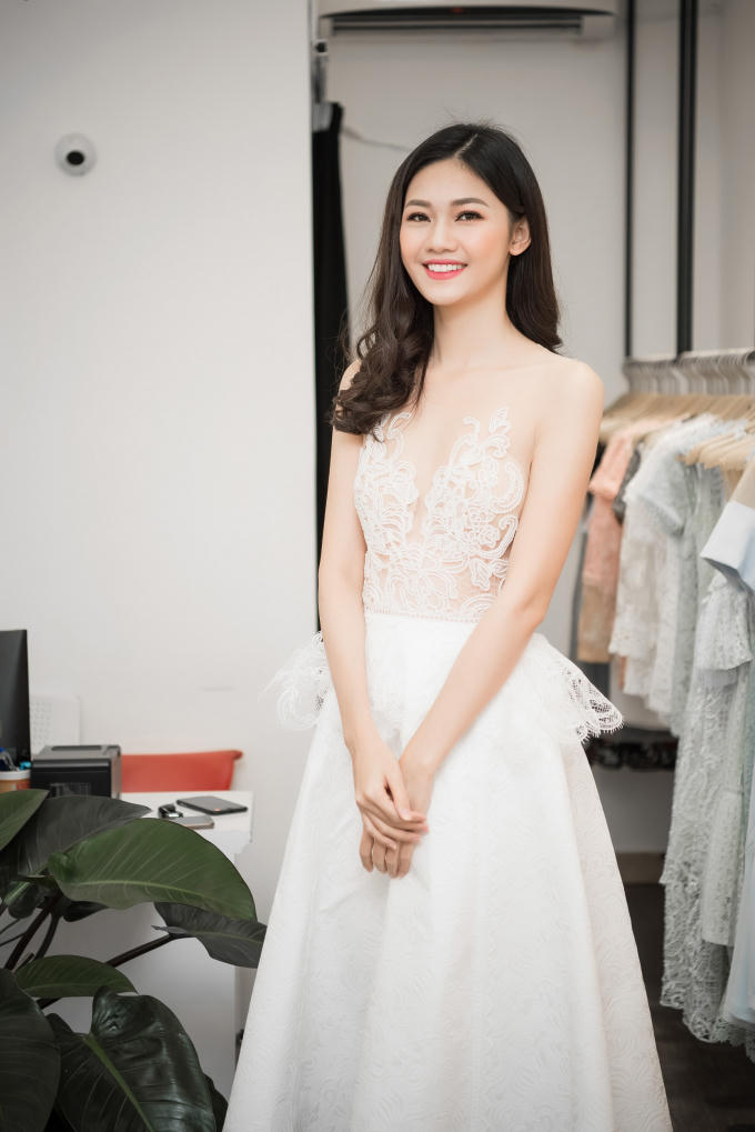 Có mặt tại showroom, Á hậu Thanh Tú thu hút bởi nhan sắc xinh như thiên thần trong loạt váy ren xuyên thấu. Bộ váy màu trắng đầu tiên được thêu hoạ tiết thủ công cầu kỳ ở phần thần trước, tôn lên vẻ ngoài nổi bật cho Á hậu Việt Nam.