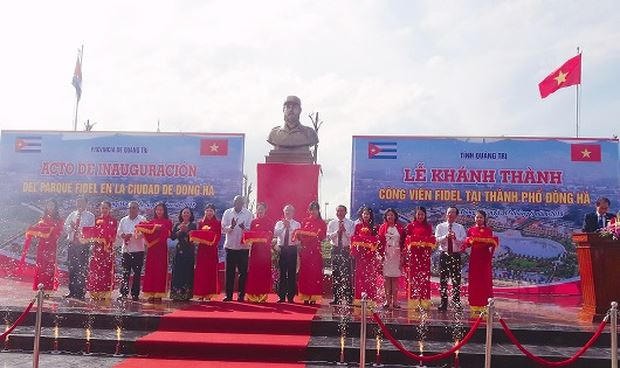 Đoàn đại biểu hai nước Việt Nam – Cuba cắt băng khánh thành công trình.