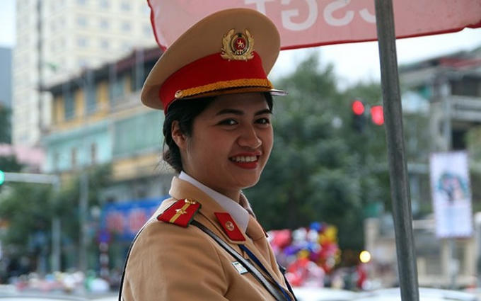 Nhiều c&ocirc; mỉm cười rụt r&egrave; &ldquo;L&agrave;m nhiệm vụ thế n&agrave;y, ch&uacute;ng em cũng thấy da đen đi nhiều. Nhưng nếu sự vất vả của tất cả ch&uacute;ng em đem lại th&agrave;nh quả l&agrave; giảm &ugrave;n tắc v&agrave; h&igrave;nh ảnh CSGT gần gũi, th&acirc;n thiện trong mắt người d&acirc;n hơn th&igrave; c&aacute;c nữ CSGT sẽ kh&ocirc;ng quản ngại kh&oacute; khăn&rdquo;.