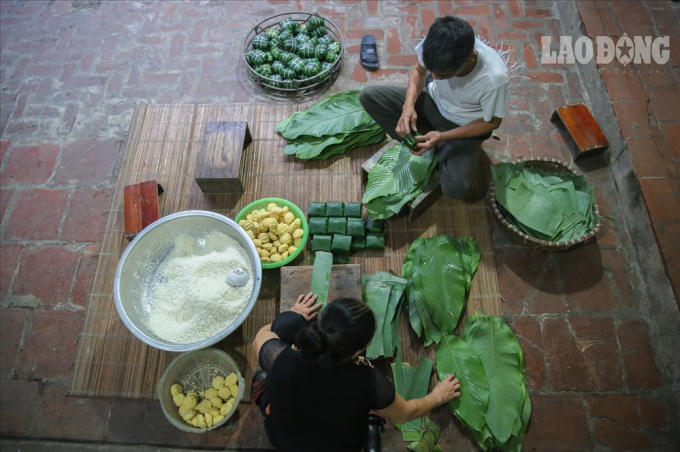 Khi lễ giỗ tổ cận kề, người dân Hùng Lô càng thêm tất bật hoàn thiện những mẻ bánh cuối cùng để dâng lên các vua Hùng và phục vụ du khách trên khắp cả nước về Đền Hùng giỗ tổ.