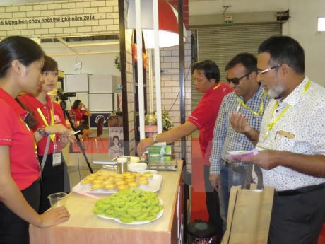 Khách quốc tế tìm hiểu sản phẩm tại Triển lãm VietFood & Beverage-ProPack Vietnam 2015. (Ảnh: Hoàng Hải/TTXVN)