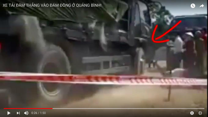 Chiếc xe ben do một tài xế (chưa rõ danh tính) lao tới gây tai nạn khiến chị Thương và thai 9 tuần tử vong tại chỗ (ảnh cắt từ clip).