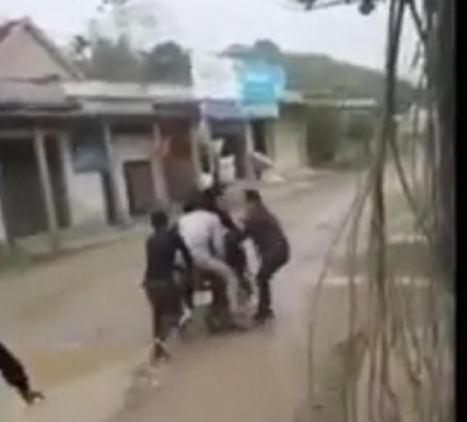 Hình ảnh cô gái bị nhóm thanh niên "bắt vợ". (Ảnh chụp từ clip).