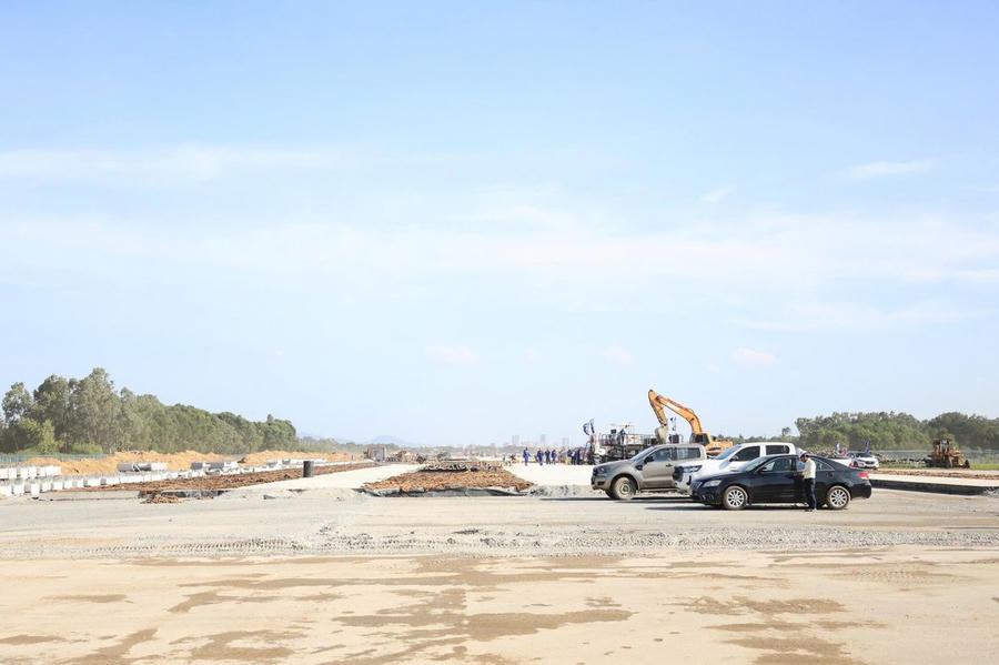 Nhà thầu thi công 3 ca 4 kíp để phấn đấu hoàn thành vượt tiến độ.