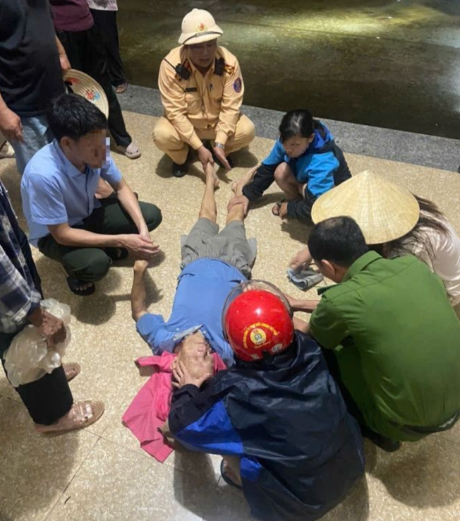 Lực lượng Cảnh sát giao thông Công an tỉnh Thanh Hóa kịp thời hỗ trợ sơ cứu người đàn ông bất ngờ bị co giật. (Ảnh: Cục Cảnh sát giao thông)