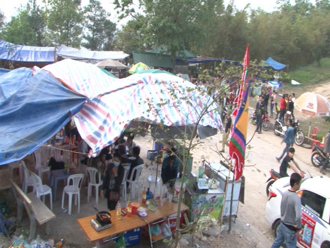 Hàng quán lộn xộn bủa vây xung quanh.