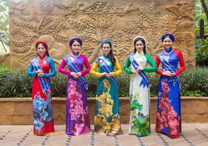 Hoa hậu Janny Thủy Trần cho thí sinh giới thiệu áo dài Việt Nam trên đường phố Pattaya